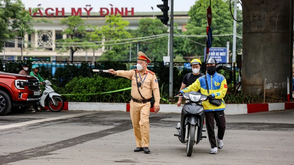 Hà Nội: Cảnh sát bắt loạt xe ôm công nghệ vượt đèn đỏ, chạy ngược chiều