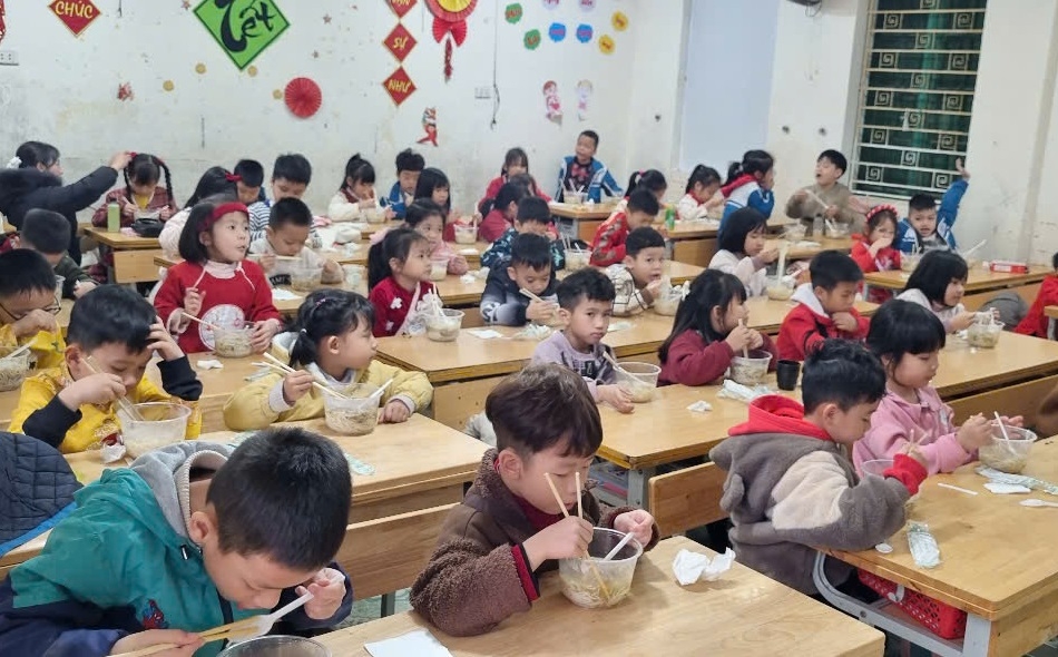 Hà Nội dự chi hơn 3.000 tỷ hỗ trợ bữa trưa cho học sinh tiểu học