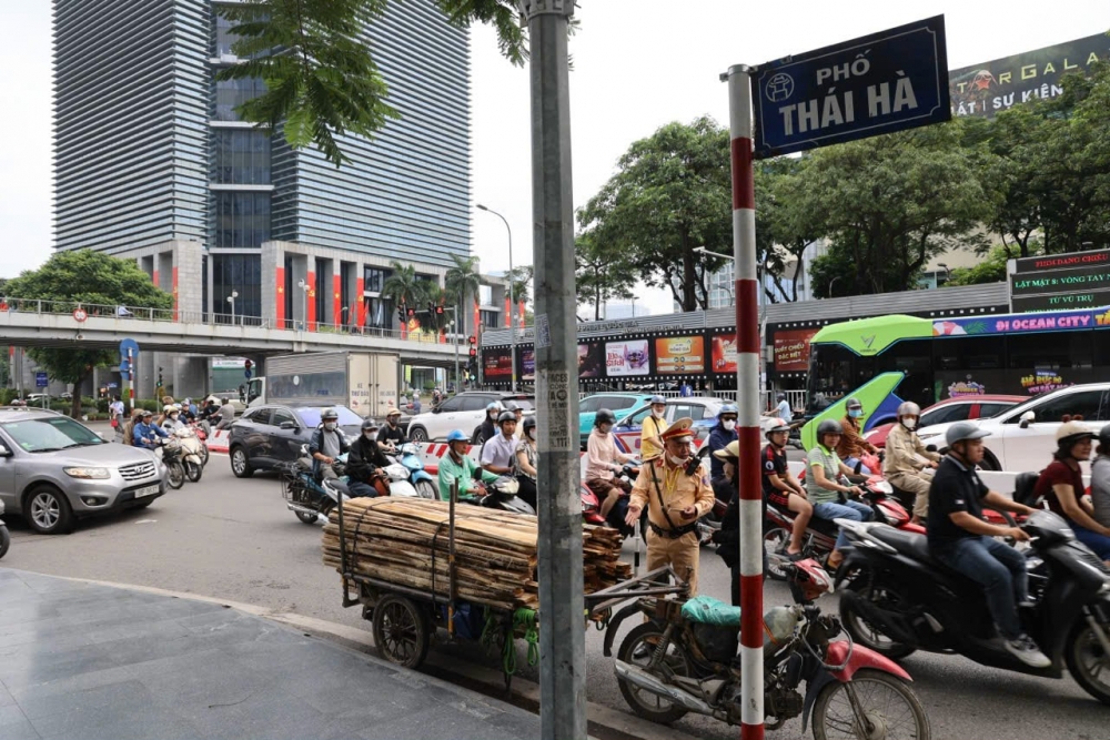 Hà Nội: Cảnh sát giao thông đồng loạt xử lý xe chở hàng cồng kềnh