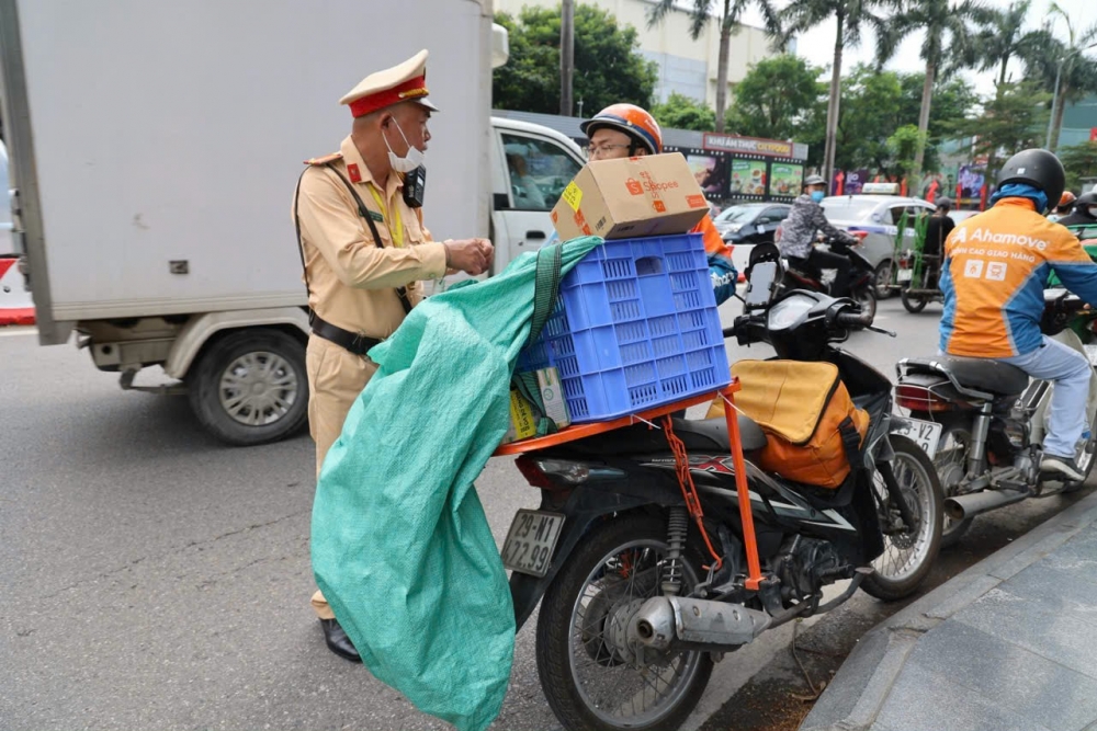 Hà Nội: Cảnh sát giao thông đồng loạt xử lý xe chở hàng cồng kềnh