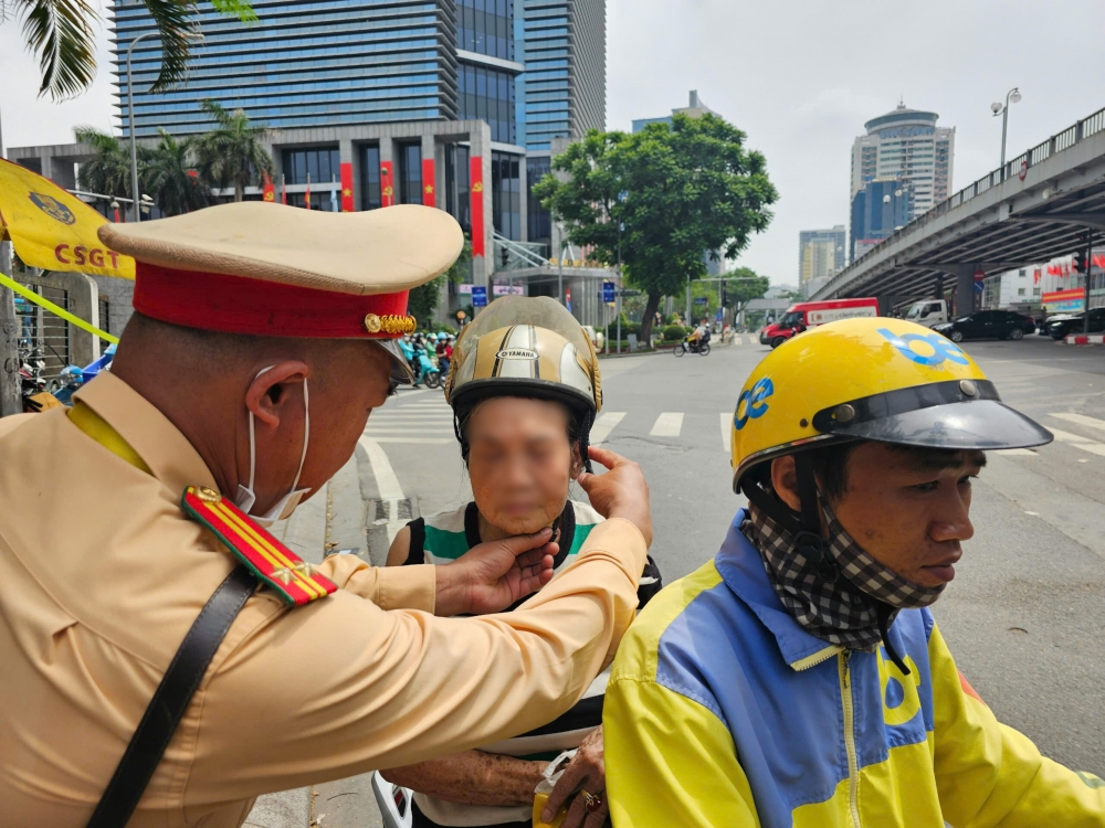 Cảnh sát giao thông giúp cụ bà bị say nắng về nhà an toàn