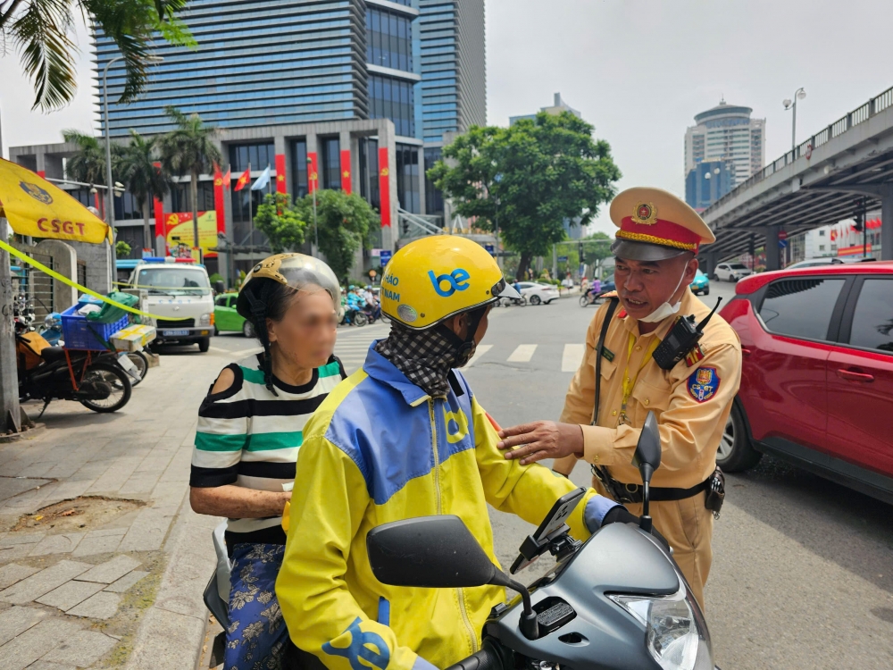 Cảnh sát giao thông giúp cụ bà bị say nắng về nhà an toàn