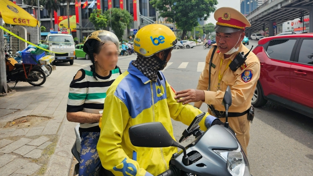 Cảnh sát giao thông giúp cụ bà bị say nắng về nhà an toàn