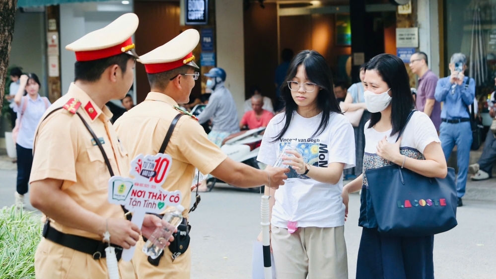 Công an Hà Nội đồng hành cùng thí sinh vượt vũ môn