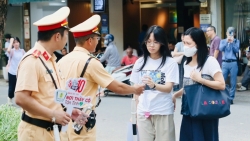 cong an ha noi dong hanh cung thi sinh vuot vu mon