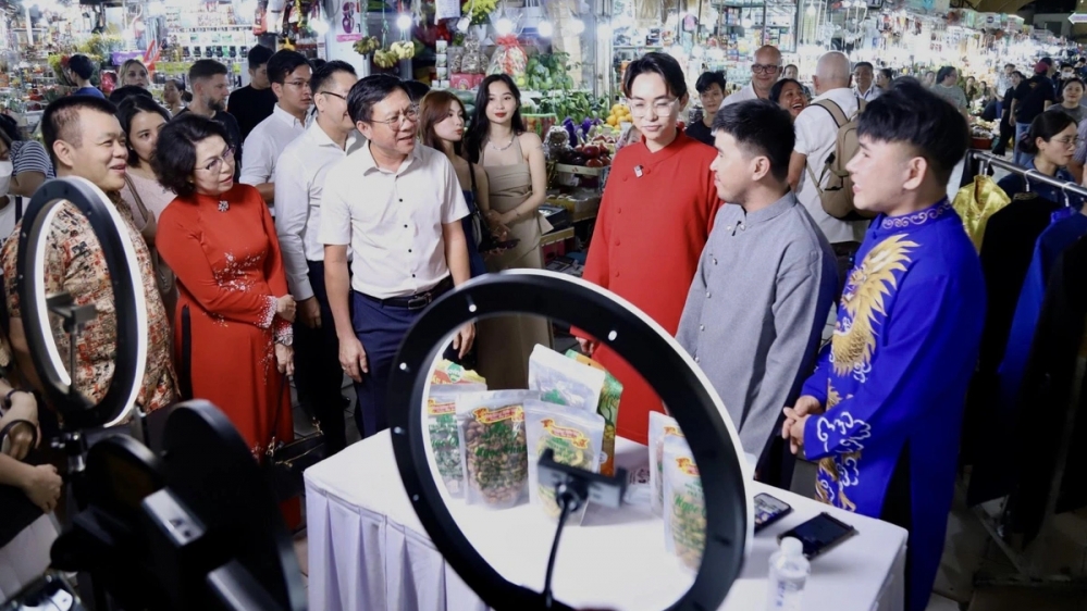 cung tieu thuong livestream ban hang tai cho truyen thong