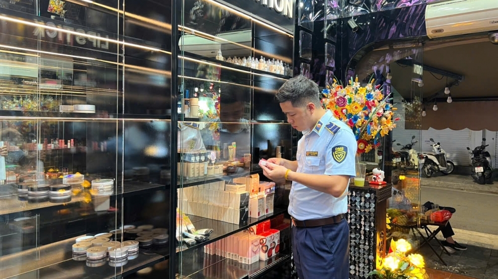 Hà Nội: Quản lý thị trường "tuýt còi" loạt cơ sở kinh doanh mỹ phẩm nhập lậu
