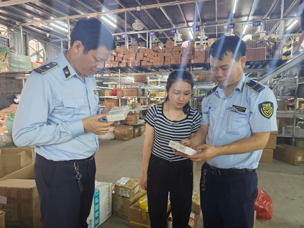 Triệt phá nhiều vụ hàng giả, hàng lậu tại “thủ phủ” Hoài Đức Triệt phá nhiều vụ hàng giả, hàng lậu tại “thủ phủ” Hoài Đức