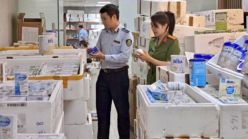 Đột kích kho chứa thực phẩm chức năng, mỹ phẩm nhập lậu ở Hà Nội
