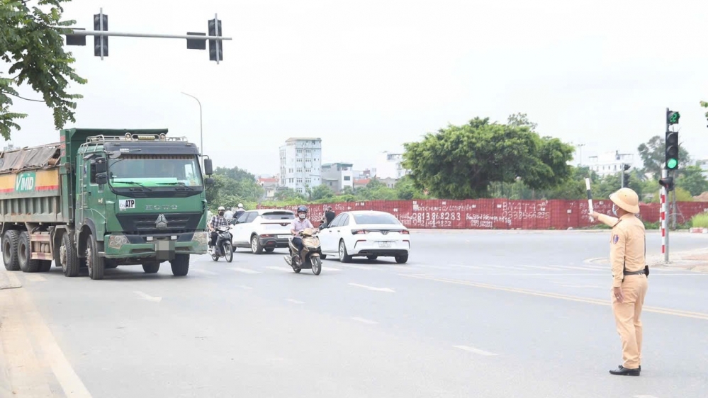 Cảnh sát giao thông Hà Nội siết xử lý xe chở quá tải