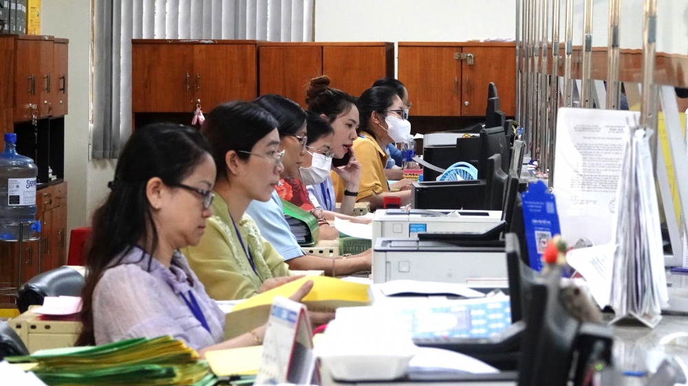 can bo cong chuc khong hoan thanh nhiem vu mot nam se bi tinh gian