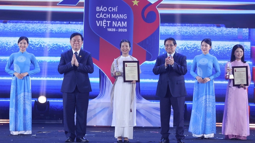 Thép trong bút, lửa trong tim