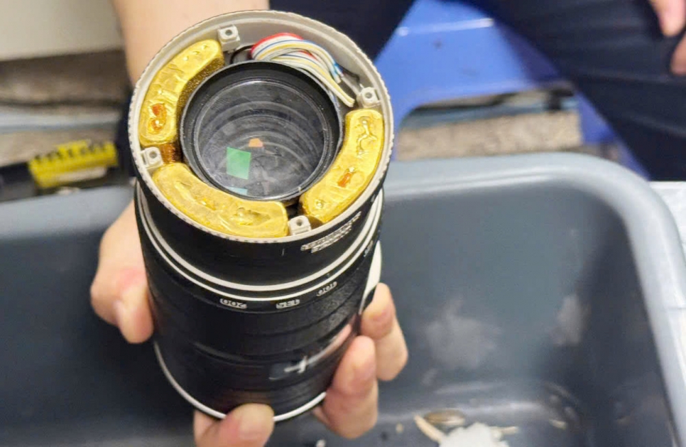 Giấu gần 2kg vàng trong ống kính máy ảnh để qua mắt Hải quan