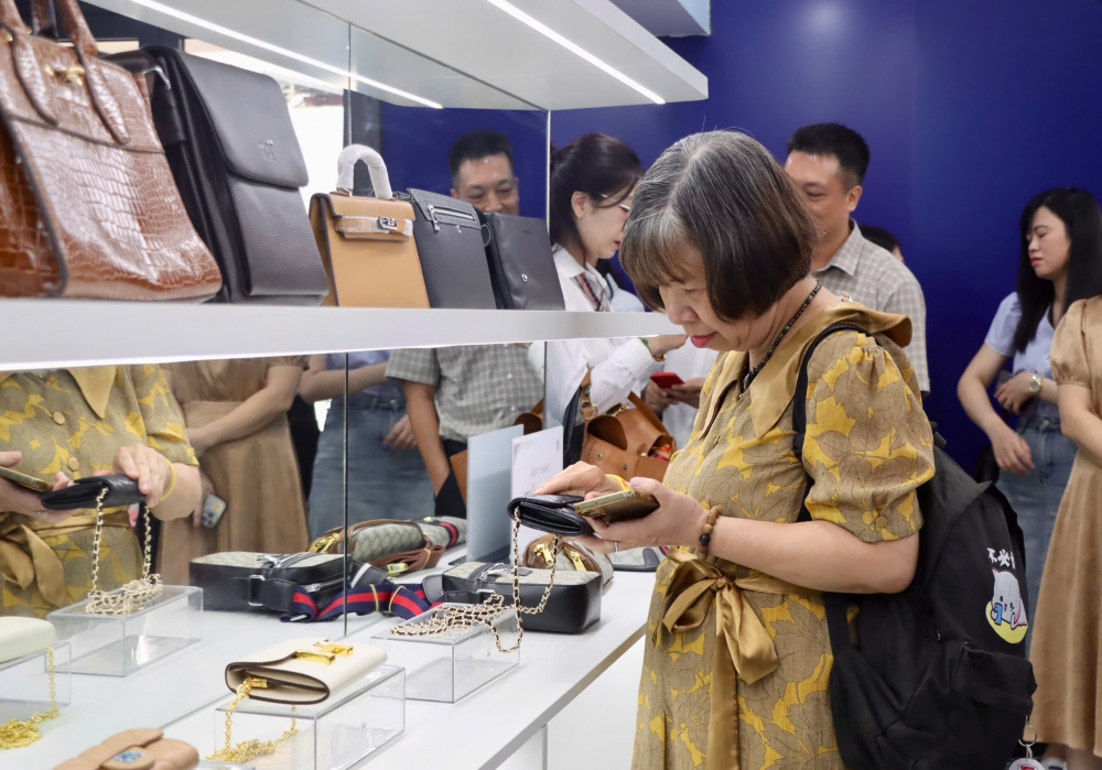 Mở cửa phòng trưng bày nhận diện hàng giả, hàng nhái