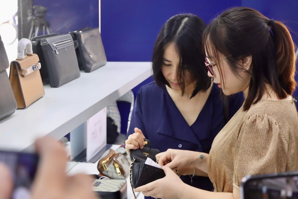 Mở cửa phòng trưng bày nhận diện hàng giả, hàng nhái