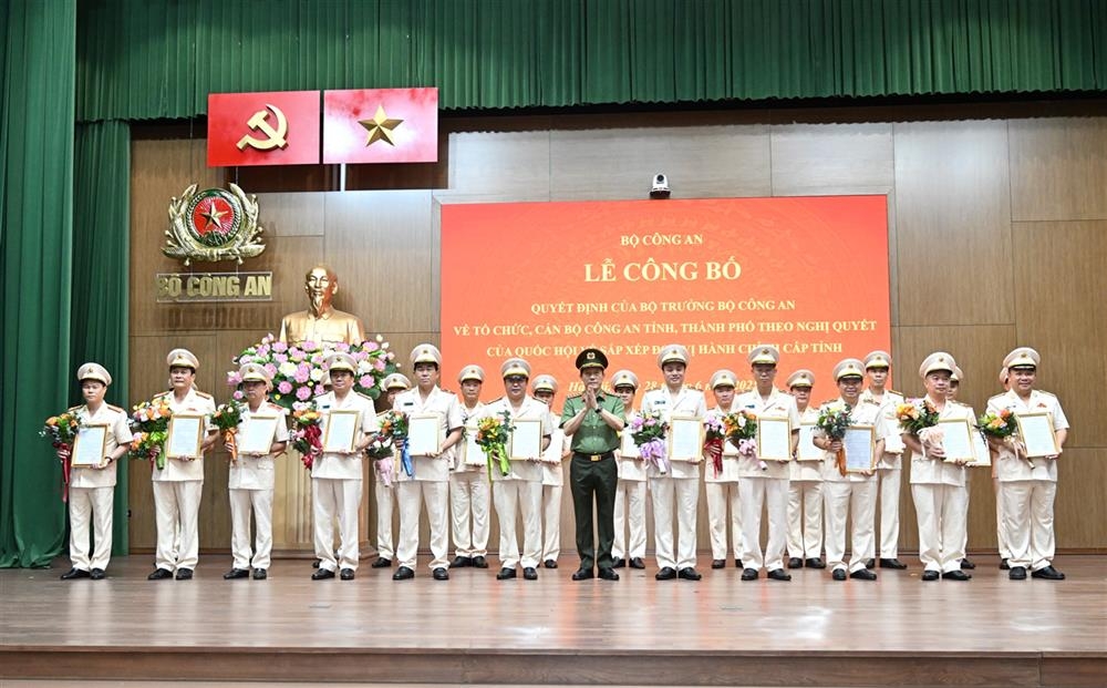 Bộ Công an công bố quyết định nhân sự Công an 34 tỉnh, thành
