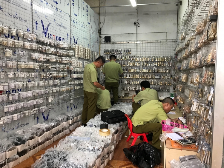 hang nghin san pham gia thuong hieu noi tieng tai cho dau moi lon nhat mien bac