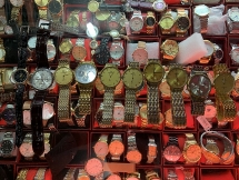 Hàng chục chiếc đồng hồ giả ROLEX, LONGINES bị thu giữ