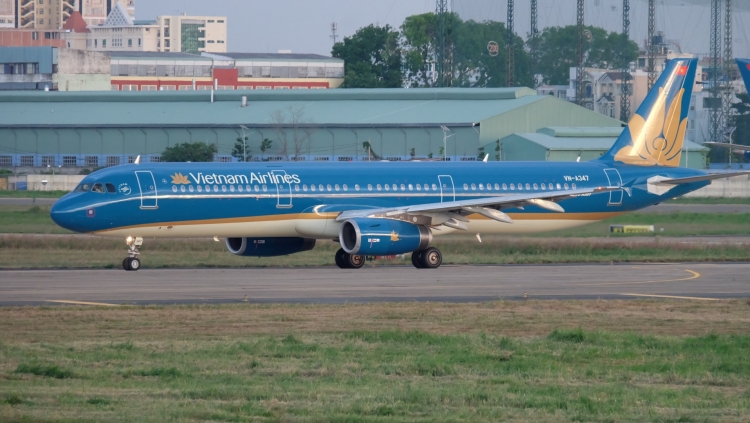 may bay vietnam airlines ha canh khan cap vi nu hanh khach bi chay mau nguc