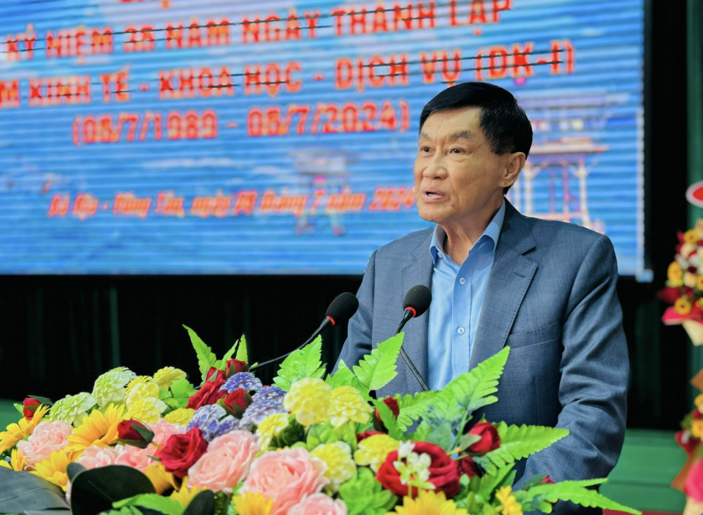 Ông Johnathan Hạnh Nguyễn trao tặng 1 tỷ đồng cho Vùng 2 Hải quân