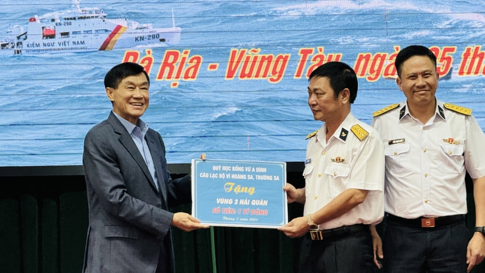 Ông Johnathan Hạnh Nguyễn thay mặt trao tặng 1 tỷ đồng cho Vùng 2 Hải quân