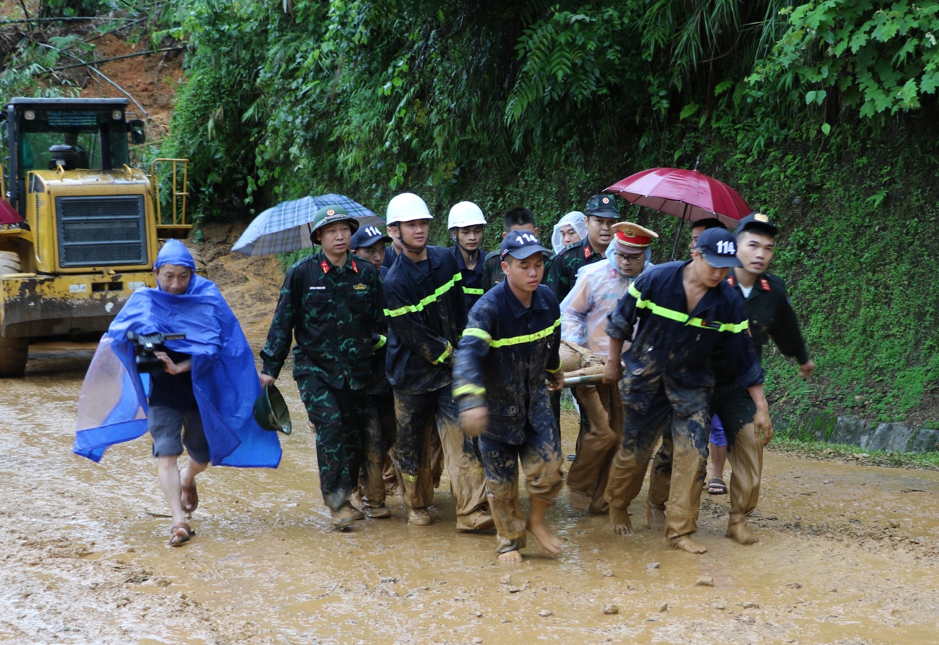 Khẩn trương tìm kiếm, cứu người bị nạn trong vụ sạt lở đất ở Hà Giang