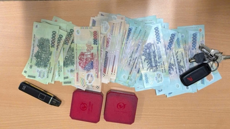 Hà Nội: Thua cờ bạc online, nam thanh niên liều mình đi cướp tiệm vàng