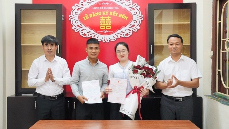 Chủ tịch xã Dương Hòa chúc phúc cặp đôi đầu tiên đến đăng ký kết hôn