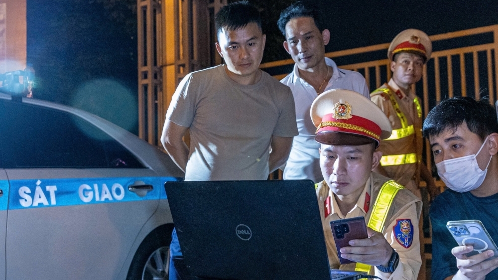 Cảnh sát trích xuất camera hành trình bắt nhiều tài xế vi phạm