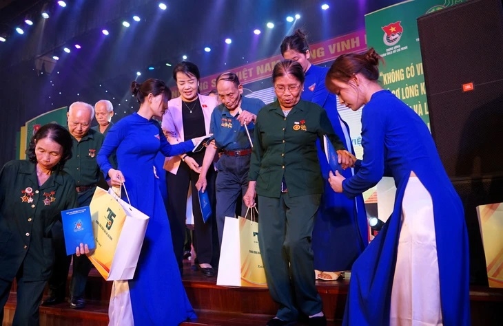 Thế hệ áo xanh thời "số hóa" tri ân thế hệ "đào núi, lấp biển"