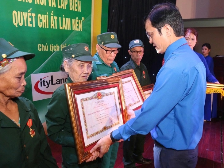 Thế hệ áo xanh thời "số hóa" tri ân thế hệ "đào núi, lấp biển"