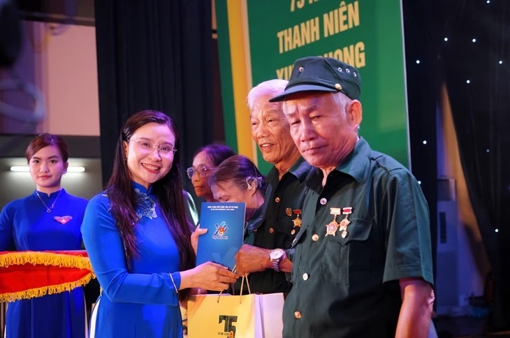 Thế hệ áo xanh thời "số hóa" tri ân thế hệ "đào núi, lấp biển"