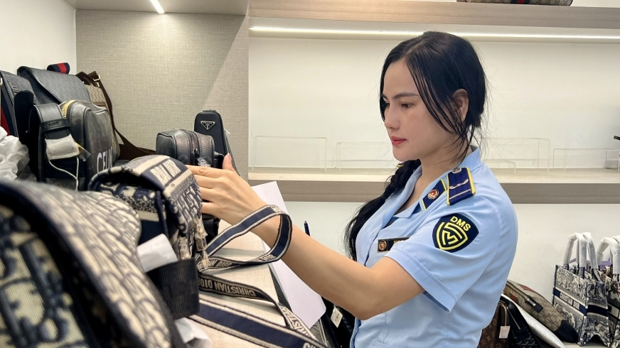 Cửa hàng bán hàng nhái Gucci, Chanel, Dior bị phạt hơn 100 triệu đồng