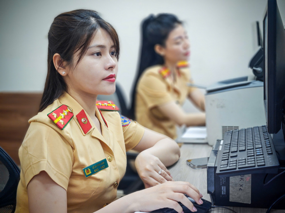 Người dân cười tươi khi đến Công an cấp xã làm thủ tục đăng ký xe