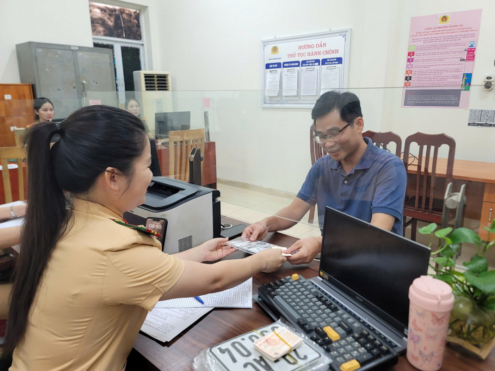 Người dân cười tươi khi đến Công an cấp xã làm thủ tục đăng ký xe