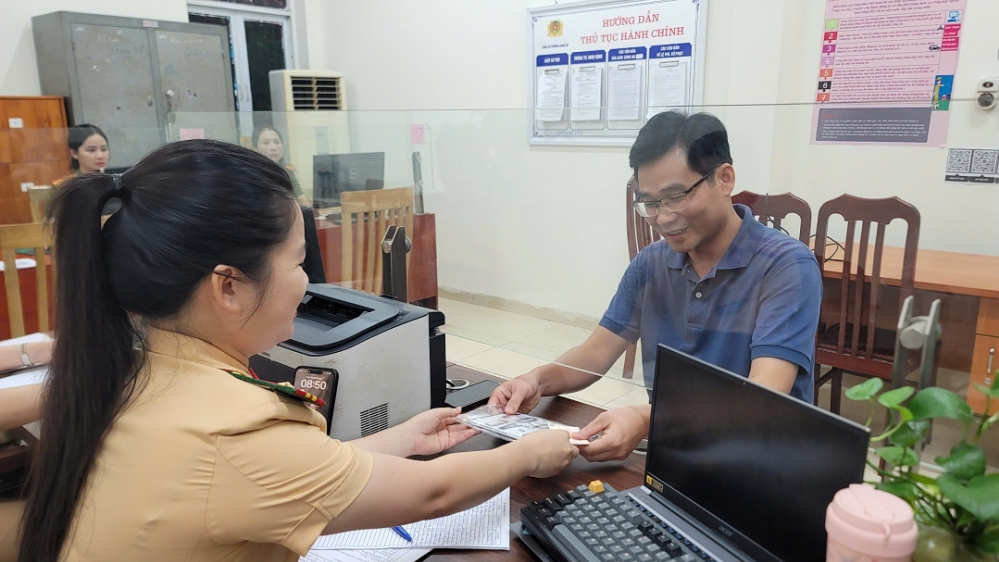 Người dân cười tươi khi đến Công an cấp xã làm thủ tục đăng ký xe