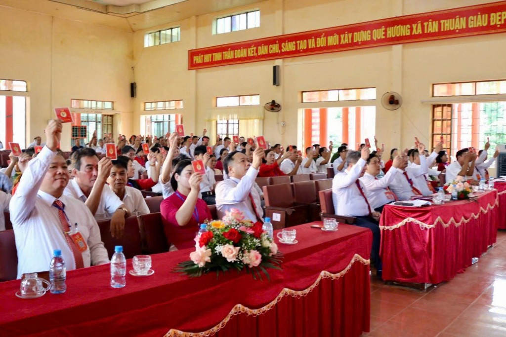 Đại biểu biểu quyết thông qua nội dung chương trình