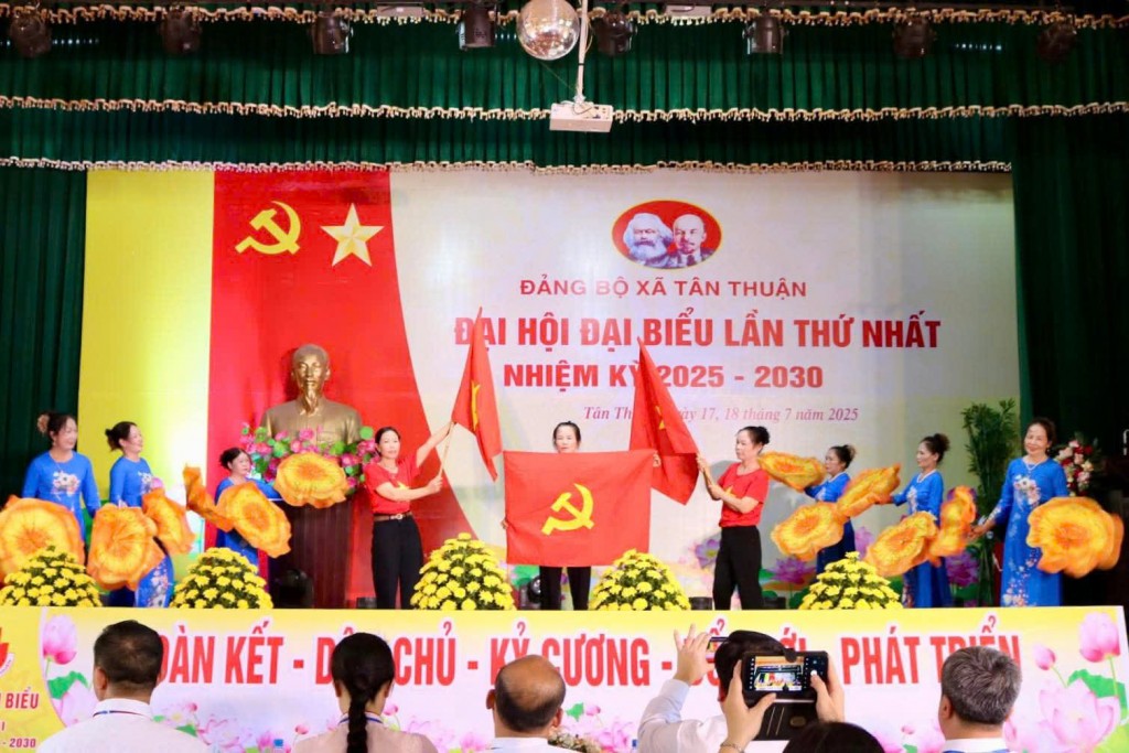 Tiết mục văn nghệ tại chương trình