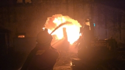 hang chuc canh sat xuyen dem dap lua tai dam chay kho xuong o ha noi