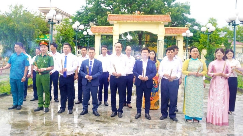 Thanh Hóa: Lãnh đạo, cán bộ công chức xã Hoa Lộc tổ chức hướng về cội nguồn