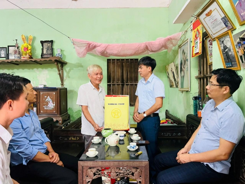 Lãnh đạo xã Dương Hòa tri ân gia đình chính sách, người có công