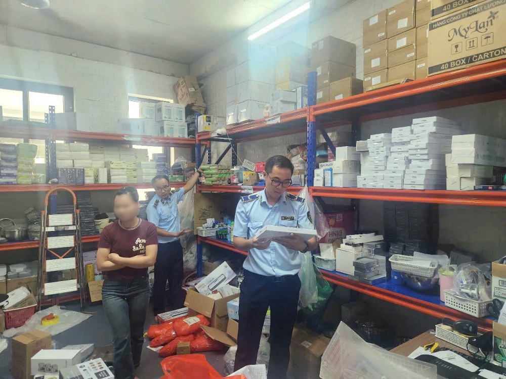 Cửa hàng Phạm Quỳnh Vân 6688 mua hàng trôi nổi rồi về bán kiếm lời