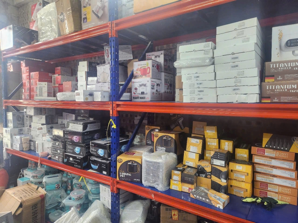 Cửa hàng Phạm Quỳnh Vân 6688 mua hàng trôi nổi rồi về bán kiếm lời