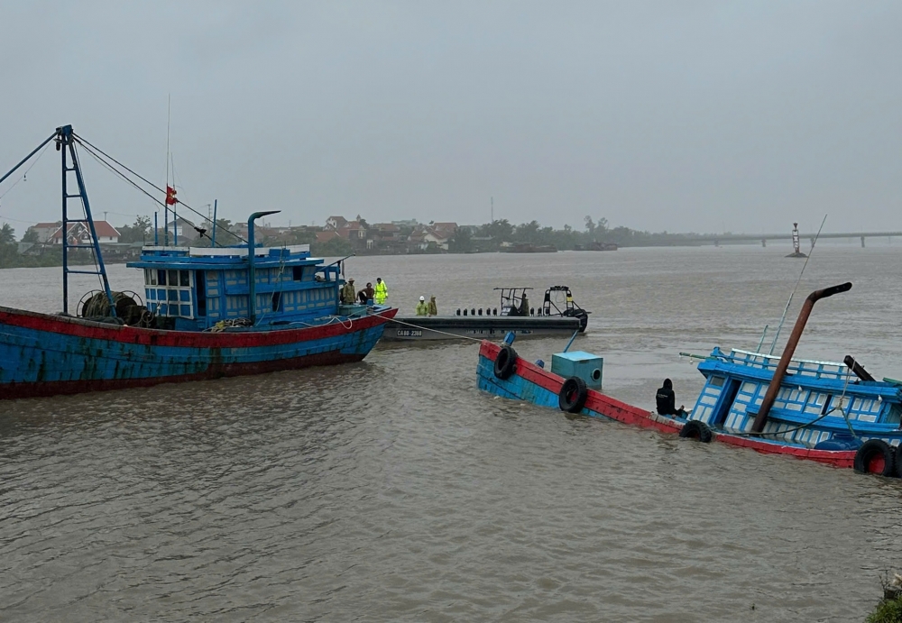 Cảnh sát cứu nạn tàu cá chở 9 người bị lật do bão ở Quảng Ninh