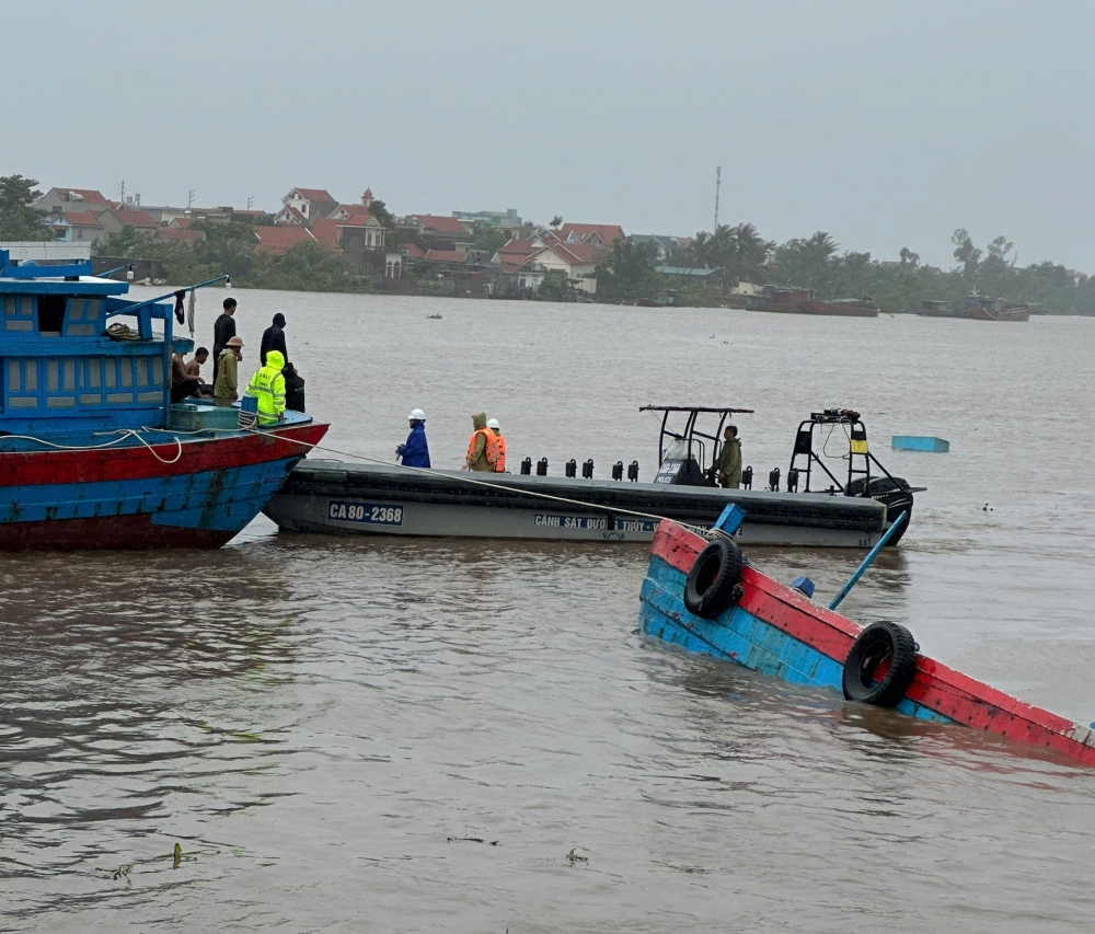 Cảnh sát cứu nạn tàu cá chở 9 người bị lật do bão ở Quảng Ninh