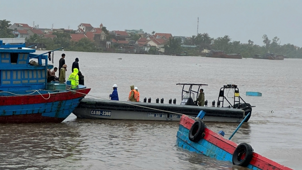 Cảnh sát cứu nạn tàu cá chở 9 người bị lật do bão ở Quảng Ninh