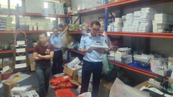 Cửa hàng Phạm Quỳnh Vân 6688 mua hàng trôi nổi rồi về bán kiếm lời