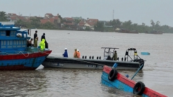 canh sat cuu nan tau ca cho 9 nguoi bi lat do bao o quang ninh