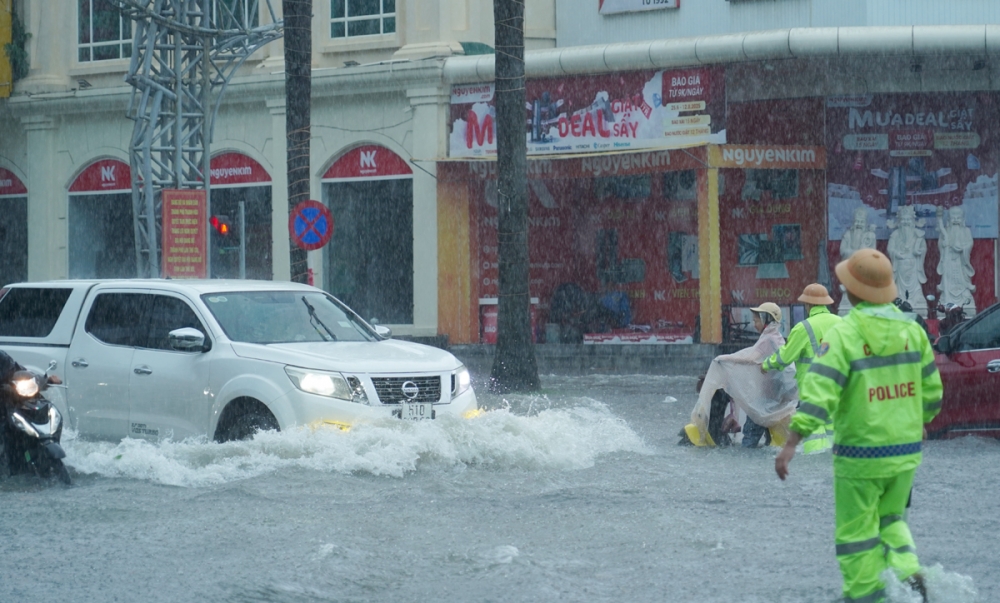 Nhiều nơi ngập sâu do bão, CSGT Thanh Hóa đội mưa đẩy xe giúp người dân