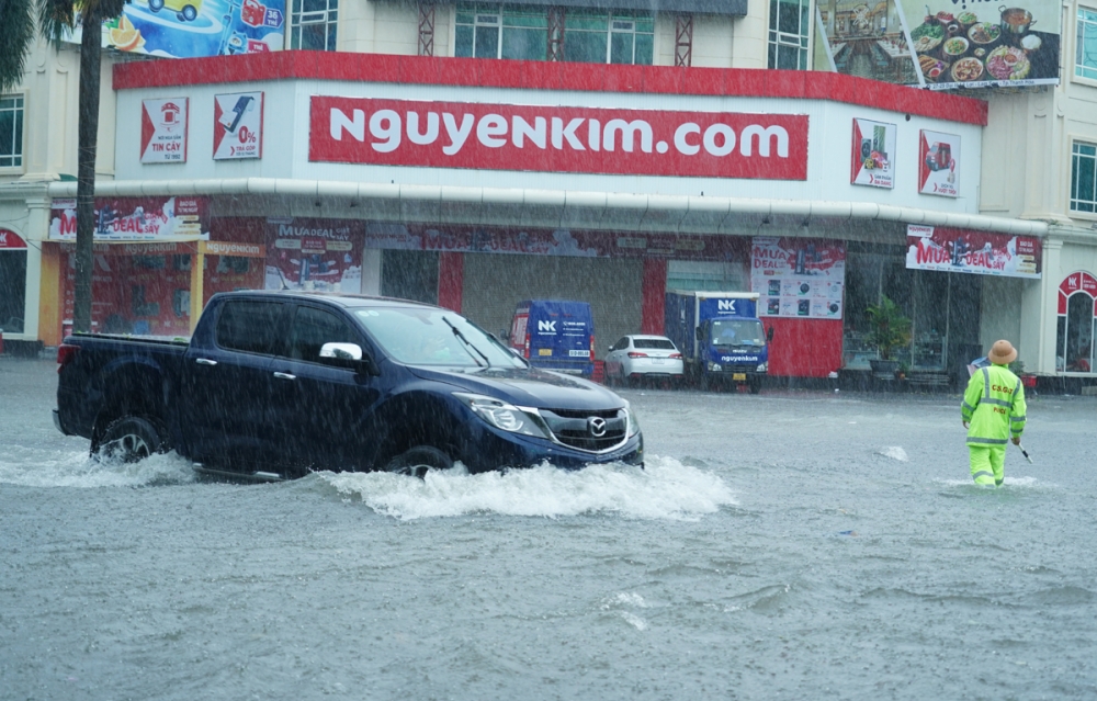 Nhiều nơi ngập sâu do bão, CSGT Thanh Hóa đội mưa đẩy xe giúp người dân